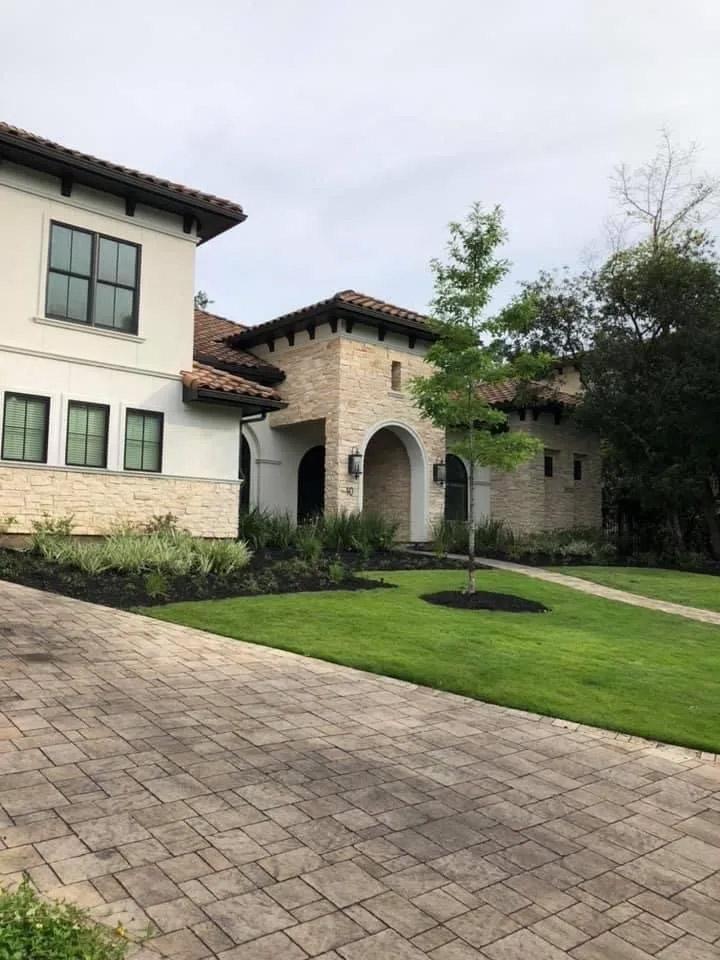 A spacious house with attractive landscaping in Houston, TX, Absolute Lawn Care & Landscaping