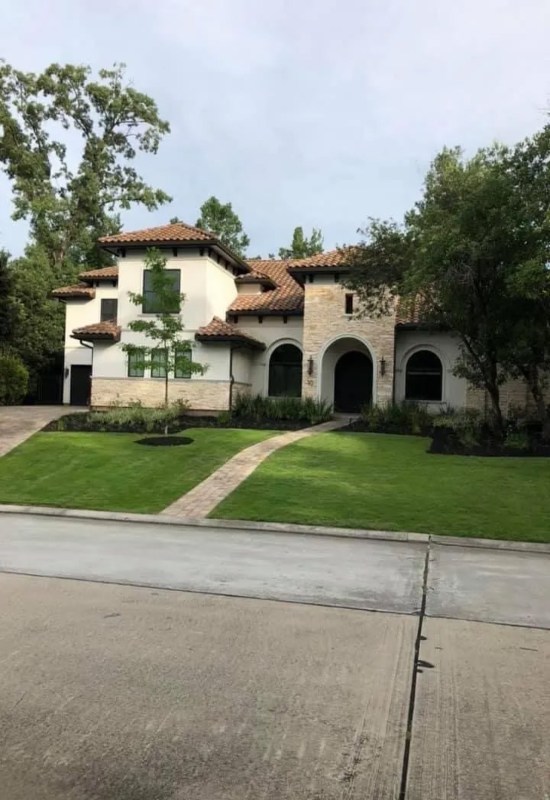 Well‑maintained lawn with trimmed grass and tidy walkways in Houston, TX