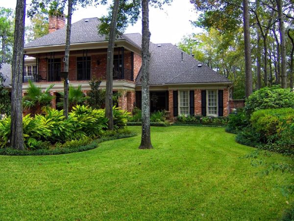 Backyard landscape design creating a functional outdoor space in Houston, TX